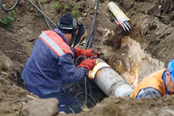 utility-worker-fixing-broken-water-main-sewerage-resize.jpg utility-worker-fixing-broken-water-main-sewerage-resize.jpg